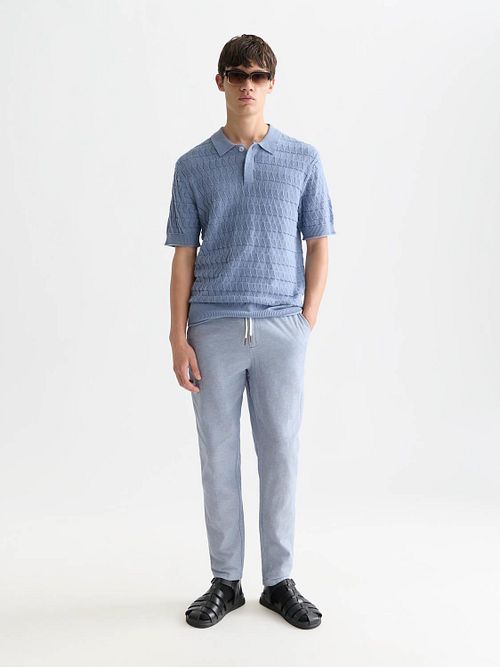 Chinosy Scotch and Soda Warren z bawełny i lnu w kolorze niebieskim Model / Voorkant