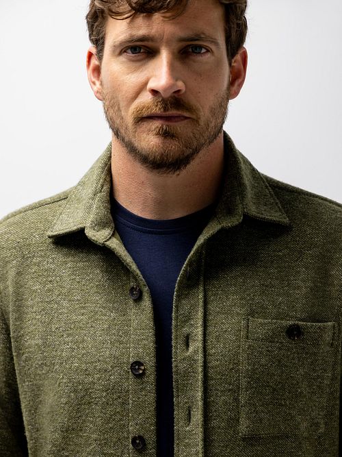 State of Art Overshirt Twill Moss Green Model / Detail