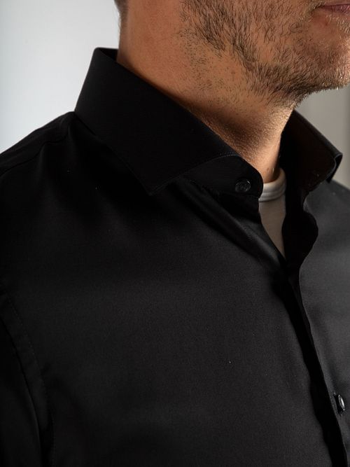 Suitable Koszula z extra długimi rękawami Twill Czarna Model / Detail