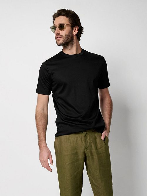 T-shirt Desoto Basic w kolorze czarnym Model / Voorkant