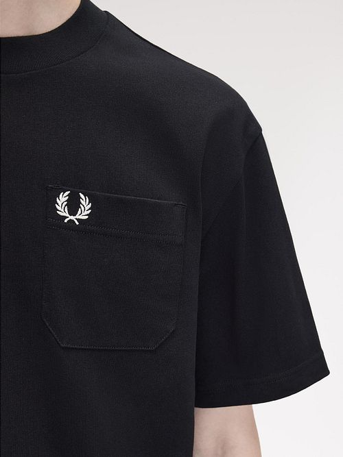 T-shirt Fred Perry w kolorze czarnym 608 Model / Detail
