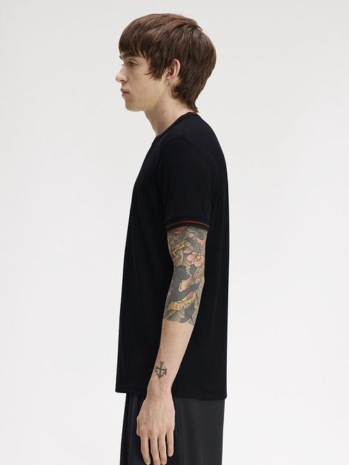 Fred Perry Twin Tipped T-shirt Navy 75C Model / Zijkant
