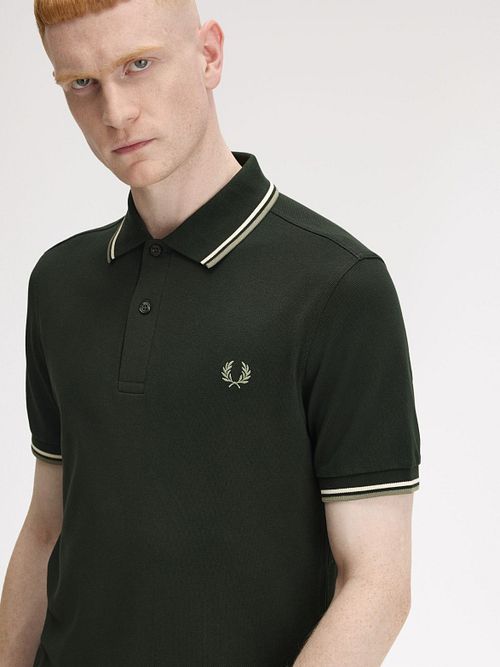 Fred Perry Polo Twin Tipped M3600 Dark Green Model / Detail