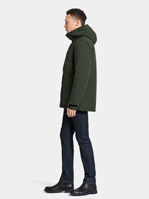 Didriksons Jacke Stefan Dunkelgrün Model / Zijkant