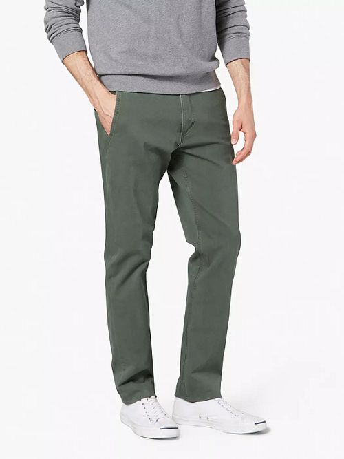 Dockers Alpha Chino Slim Tapered Grøn Model / Voorkant