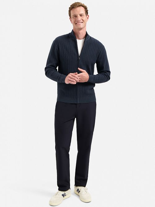 No Excess Vest Knitted Structure Navy Model / Voorkant