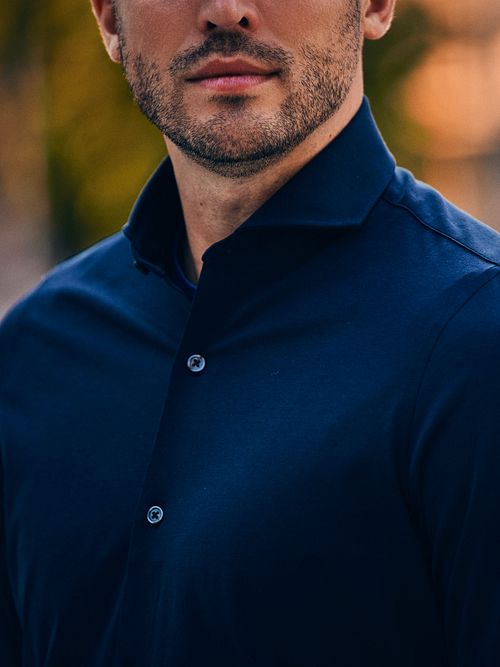 Suitable Sorona Hemd Navyblau Model / Sfeerbeeld