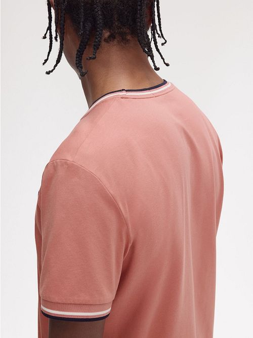 Fred Perry M1588 T-Shirt Twin Tipped Rosa Model / Achterkant