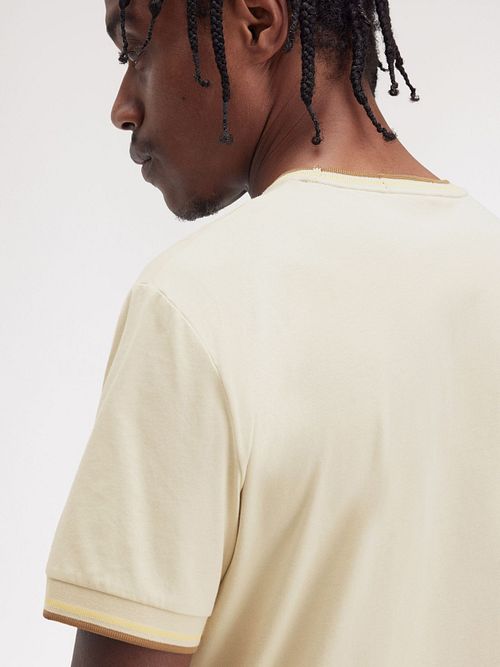 Camiseta Fred Perry M1588 Twin Tipped Beige Model / Achterkant
