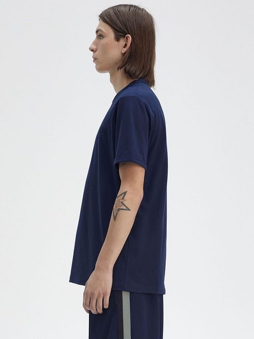 T-Shirt Ringer Tennis Fred Perry Azul Model / Zijkant