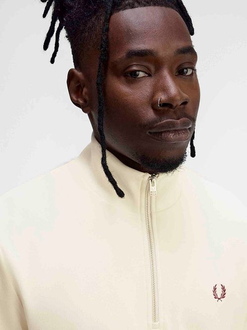 Fred Perry Jersey Half Zip Ecru Model / Detail