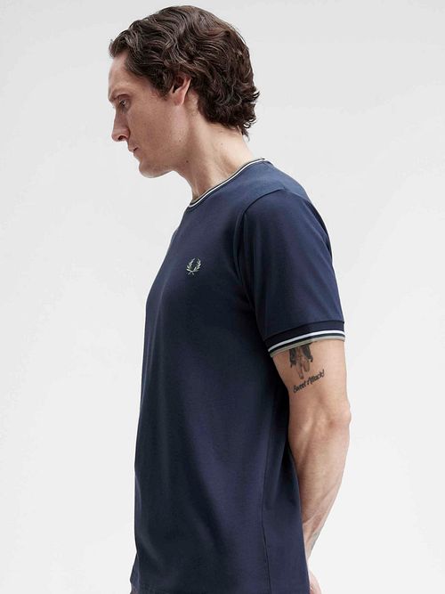 Fred Perry M1588 Twin Tipped T-shirt Marineblå Z47 Model / Zijkant