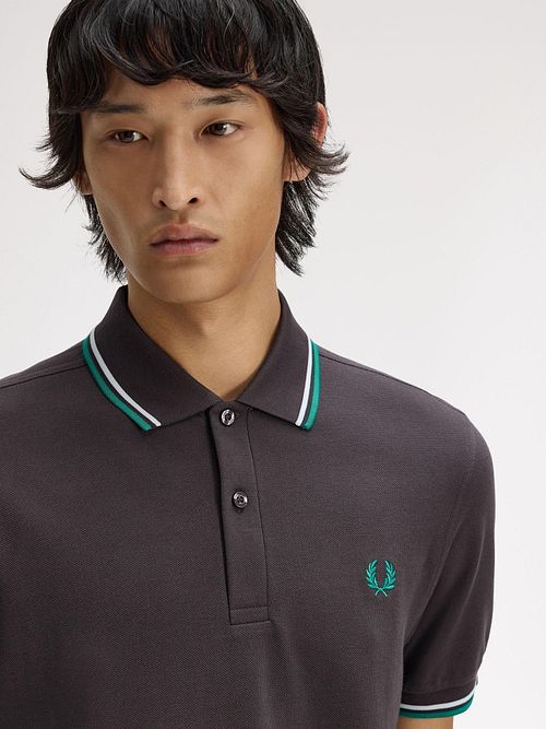 Fred Perry Polo Twin Tipped M3600 Grå 85B Model / Voorkant