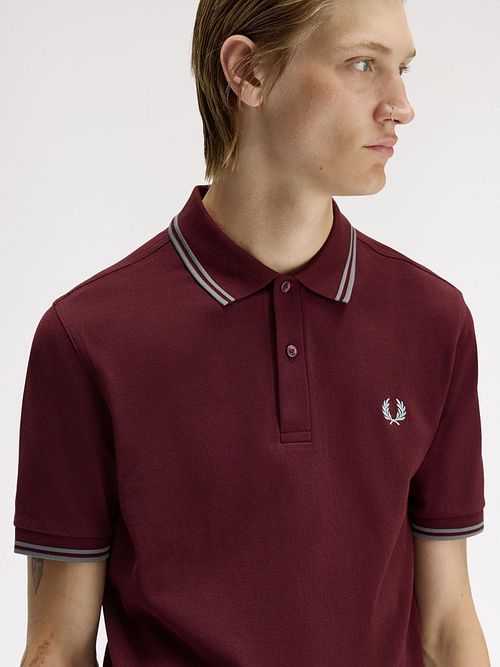 Fred Perry Polo Twin Tipped M3600 Röd 08B Model / Voorkant