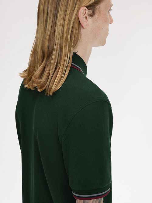 Fred Perry Polo Twin Tipped M3600 Mörkgrön 85A Model / Achterkant