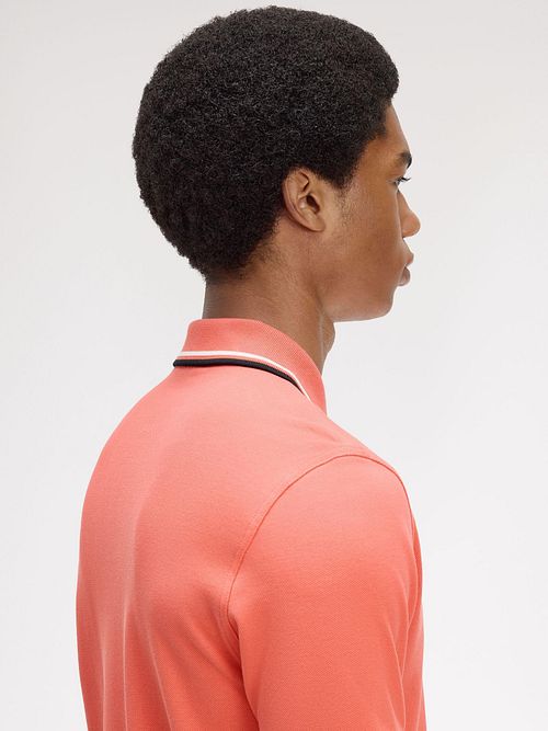 Fred Perry Polo Twin Tipped M3600 Rosa 04C Model / Achterkant