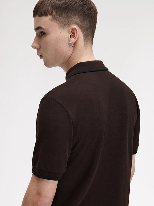 Fred Perry Polo Tipped M3600 Brun 86C Model / Achterkant