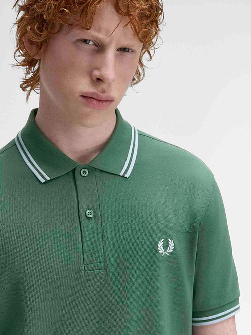 Fred Perry Polo Twin Tipped M3600 Grön Z59 Model / Detail