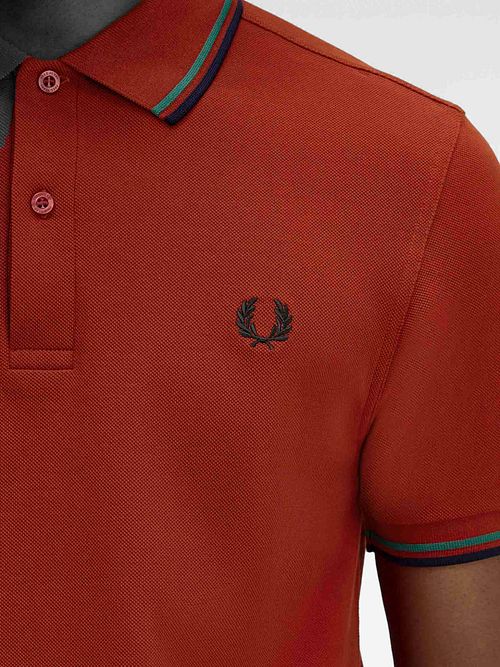 Fred Perry Polo Twin Tipped M3600 Röd Model / Detail