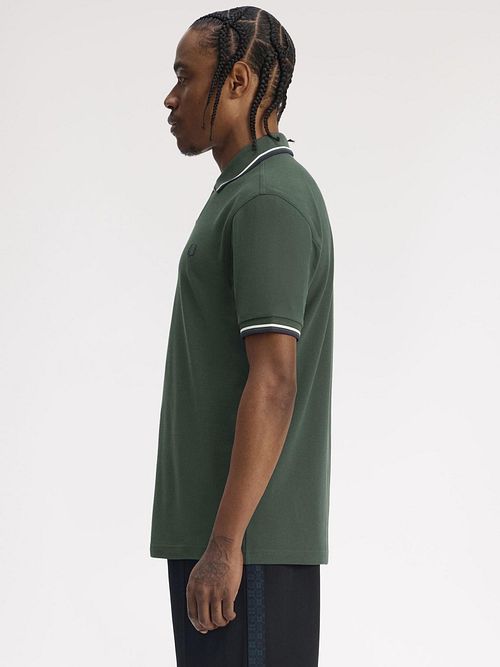 Fred Perry Polo Twin Tipped M3600 Mörkgrön 53A Model / Zijkant