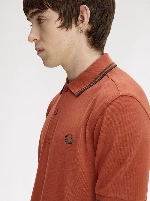 Fred Perry Polo Tipped M3600 Brique 81C Model / Zijkant