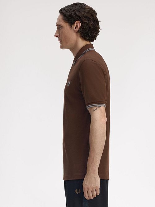 Fred Perry Polo Twin Tipped M3600 Brun 49A Model / Zijkant