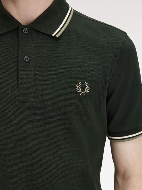 Fred Perry Polo Twin Tipped M3600 Dunkelgrün Model / Achterkant