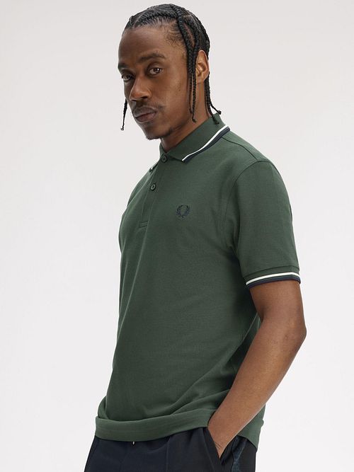 Fred Perry Polo Twin Tipped M3600 Dunkelgrün 53A Model / Voorkant