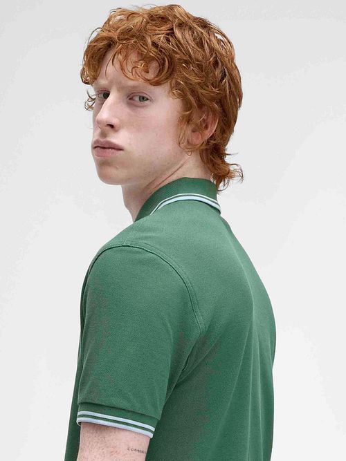 Fred Perry Polo Twin Tipped M3600 Grün Z59 Model / Detail