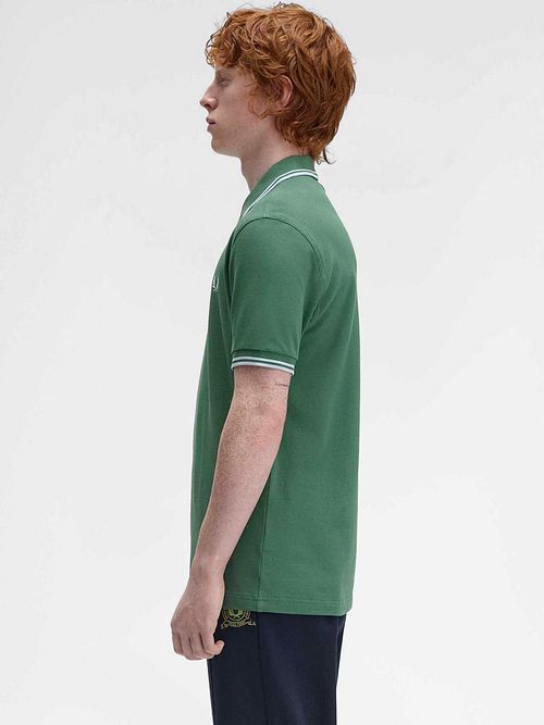 Fred Perry Polo Twin Tipped M3600 Grün Z59 Model / Zijkant