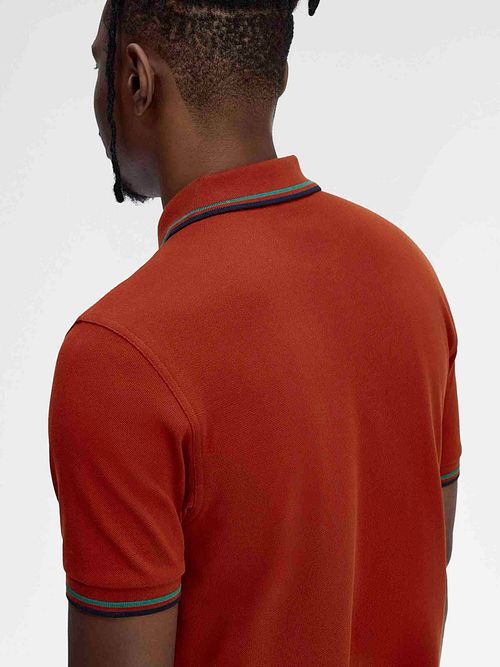 Fred Perry Polo Twin Tipped M3600 Rød Model / Achterkant