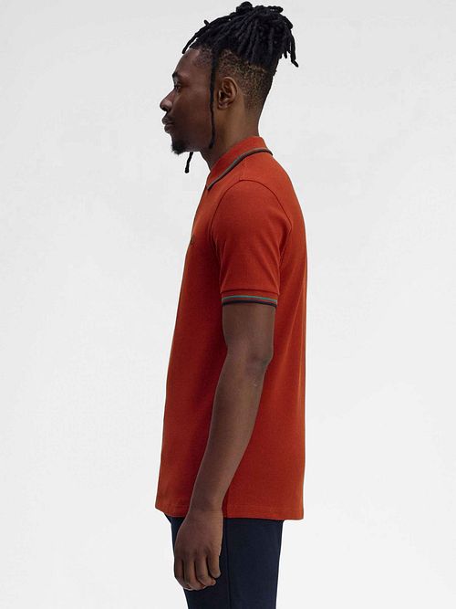 Fred Perry Polo Twin Tipped M3600 Rood Model / Zijkant