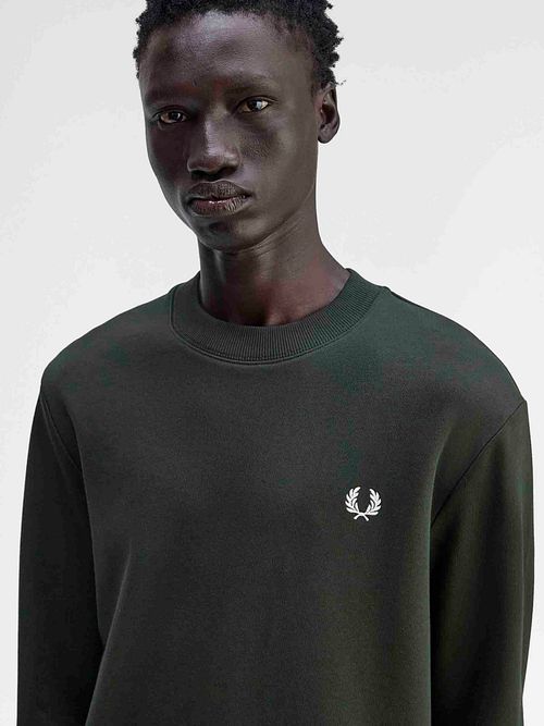 Fred Perry Sweater Logo Dunkelgrün Model / Detail
