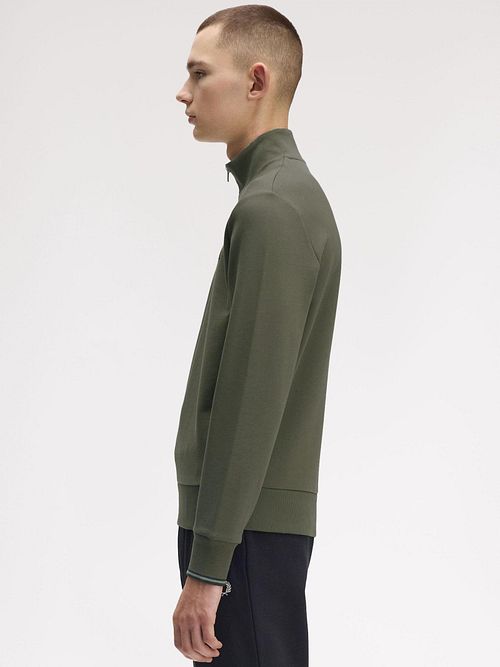 Sweter Fred Perry Half Zip w kolorze ciemnozielonym Z50 Model / Zijkant