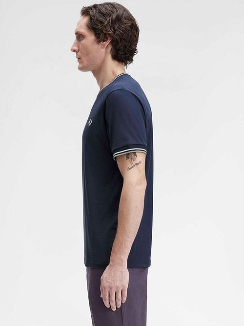 Fred Perry Twin Tipped T Shirt Navy Z47 Model / Zijkant