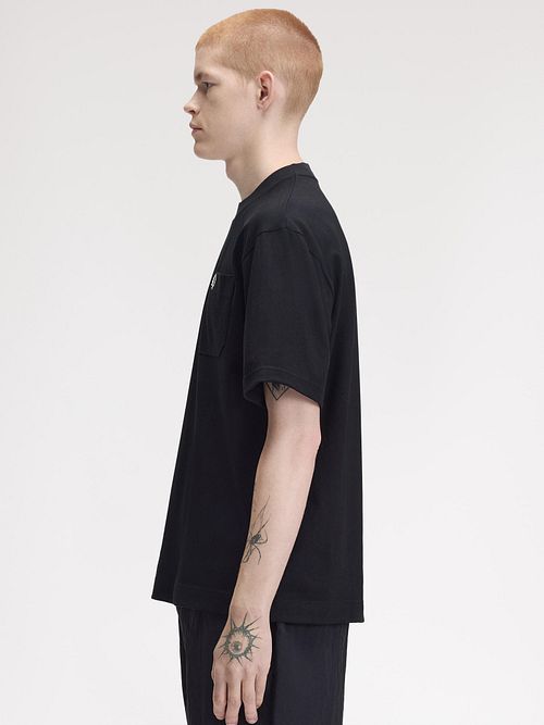 T-shirt Fred Perry w kolorze czarnym 608 Model / Zijkant