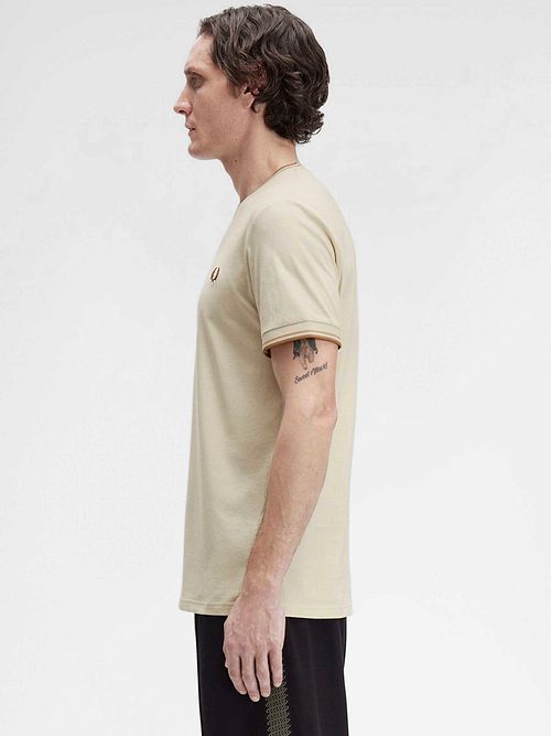Fred Perry T-shirt Twin Tipped Beige Z53 Model / Zijkant