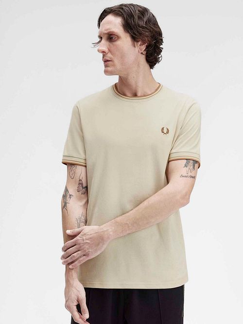 Fred Perry Twin Tipped T-skjorte Beige Z53 Model / Voorkant