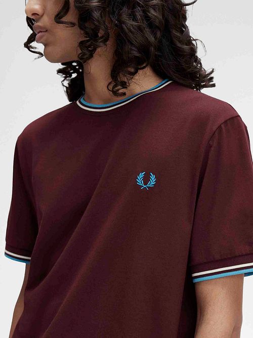 Fred Perry M1588 Twin Tipped T-skjorte Burgunder Model / Detail