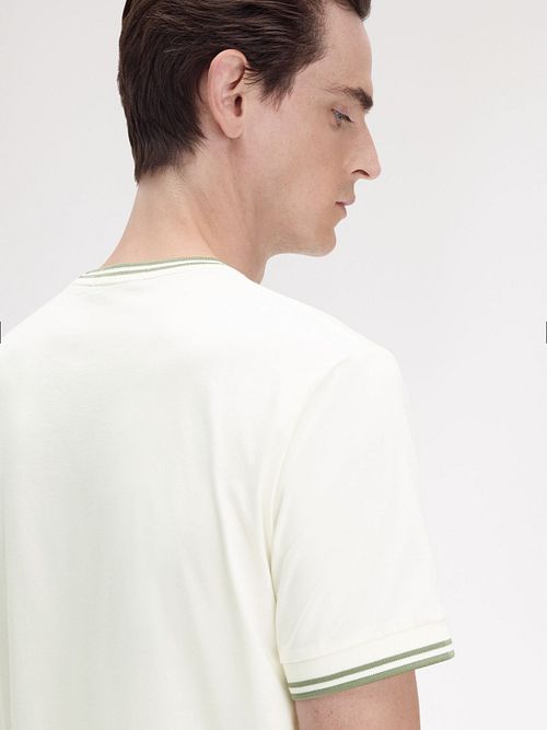 Fred Perry M1588 Twin Tipped T-tröja Off-White Model / Achterkant