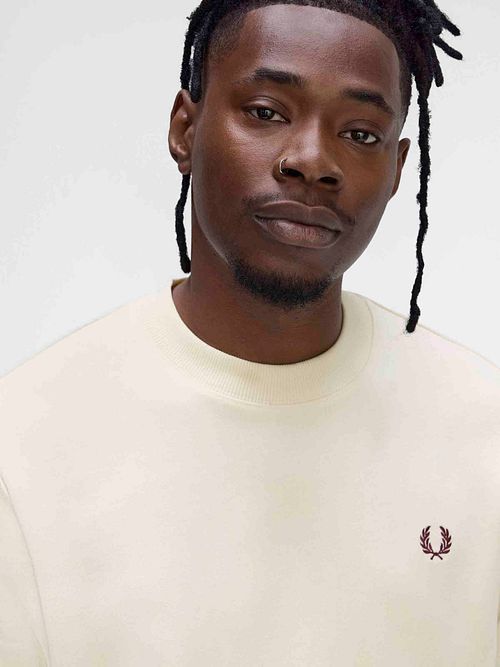 Fred Perry Trøje Logo Ecru Model / Detail