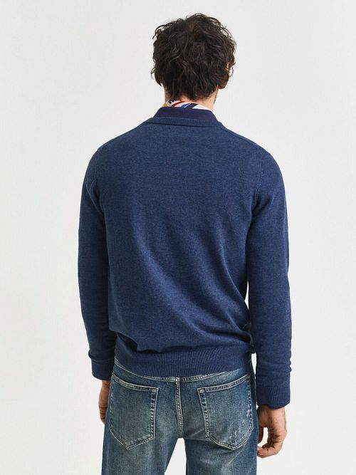 Gant Pullover Col-V Jeans Bleu Model / Achterkant