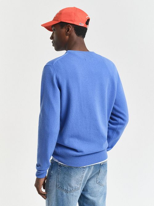 Gant Pullover Lambswool Mid Blue Model / Achterkant