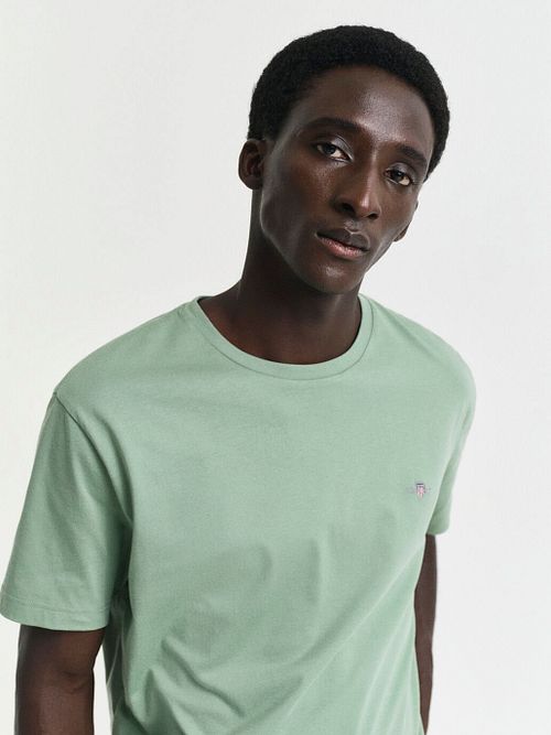 Gant T-shirt Shield Logo Green Model / Voorkant