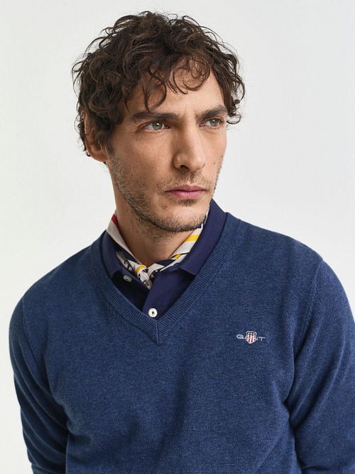 Gant Pullover V-hals Denim Blå Model / Voorkant