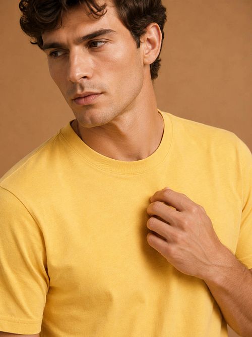 King Essentials The Steve T-Shirt Gelb Model / Detail