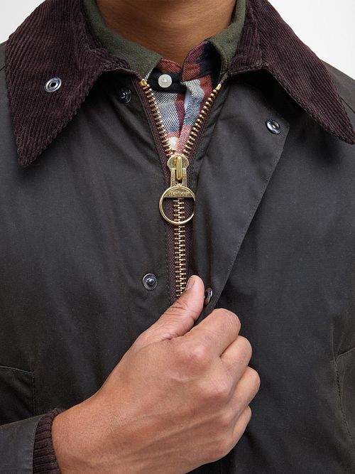 Giacca cerata Barbour Classic Bedale verde oliva Model / Detail