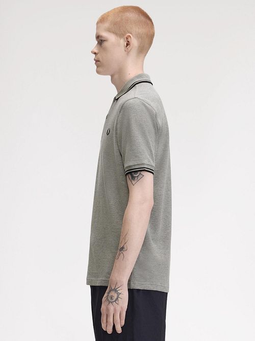 Fred Perry Polo Tipped M3600 Grijs 88C Model / Zijkant