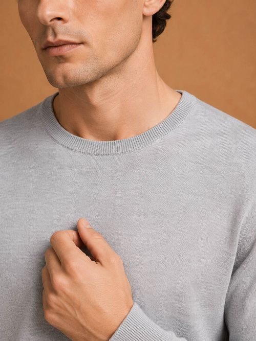 King Essentials The John Pullover Merino Grau Model / Detail