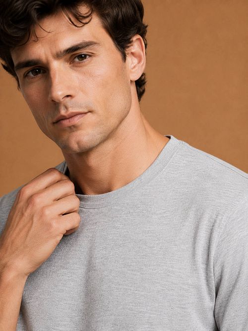 King Essentials The Steve T-Shirt Grau Model / Detail